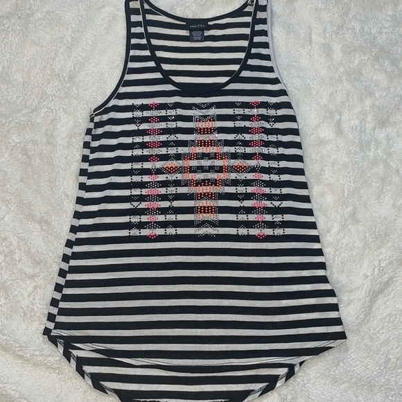 Rue21 black and white striped‎ top with pattern - Picture 1 of 4